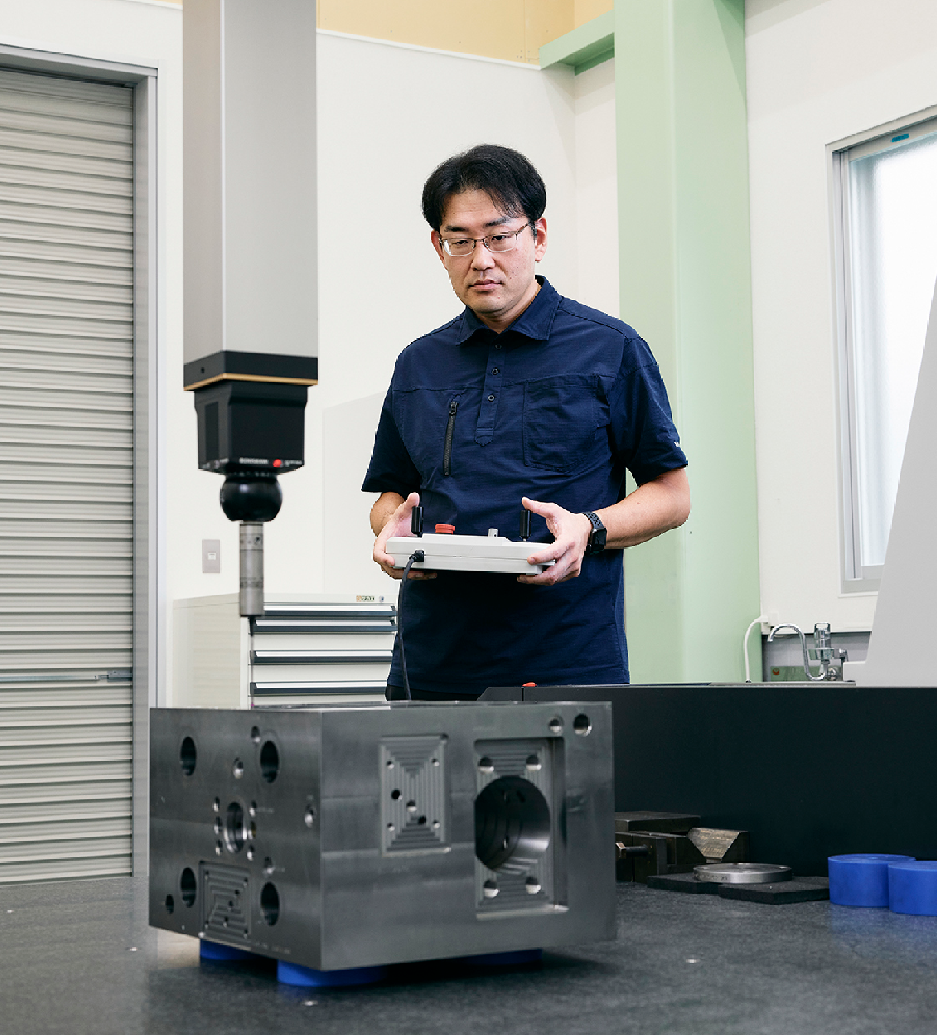 機械を操作する山本さんイメージ