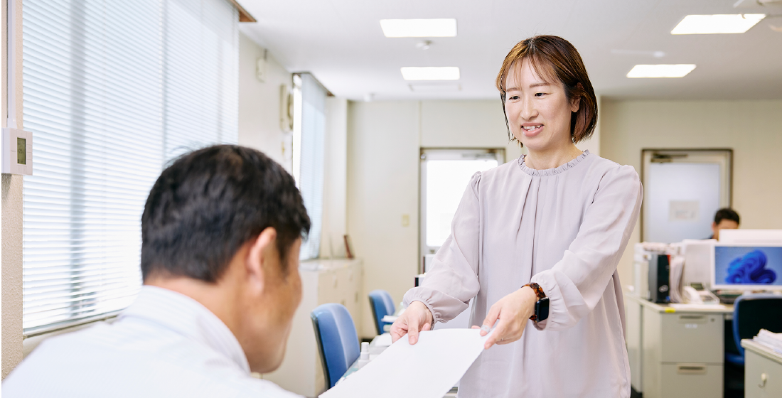 書類を提出する森さんイメージ