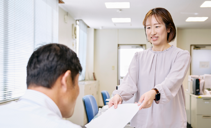 書類を提出する森さんイメージ