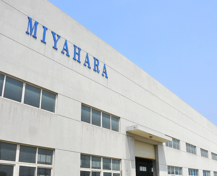 青空を背景にした建物の壁に掲げられたMIYAHARAのロゴの写真